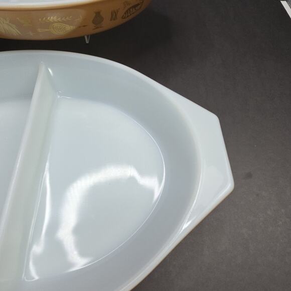 Pyrex Early American 1.5 Quart Divided Oval Covered Casserole Dish Set of 2. - Picture 5 of 13